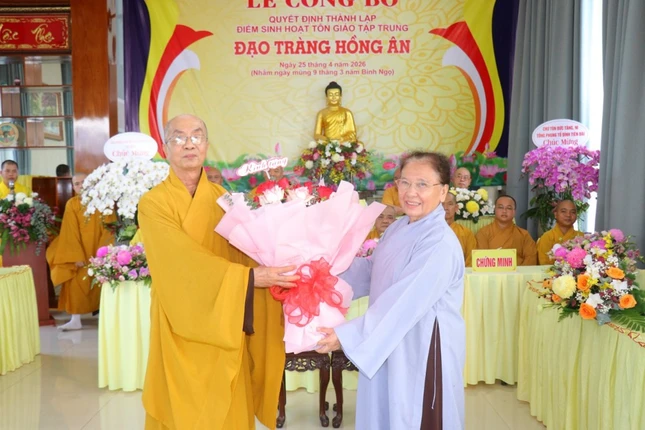 Hòa thượng Thích Nhựt Tấn tặng hoa tri ân Phật tử Năng Ngọc