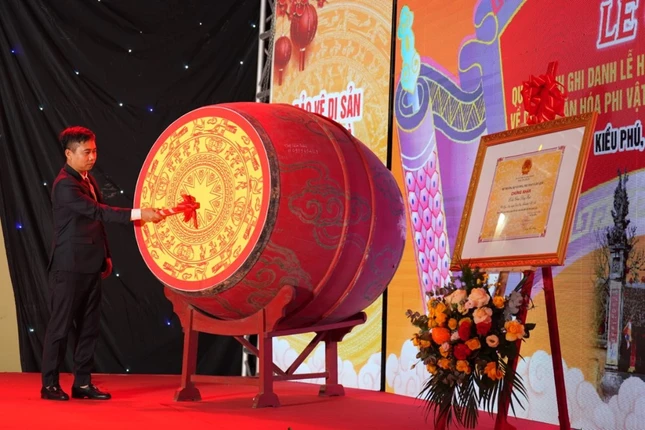 Phó Bí thư Đảng ủy, Chủ tịch UBND xã Kiều Phú đánh trống khai hội chùa Đồng Bụt năm 2026