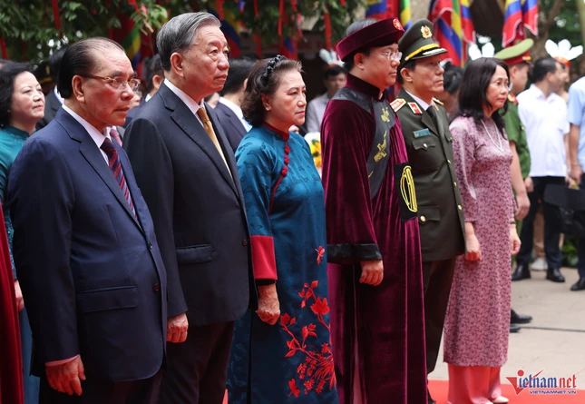 Tổng Bí thư, Chủ tịch nước Tô Lâm cùng các đại biểu thực hiện nghi lễ tại Đền Thượng