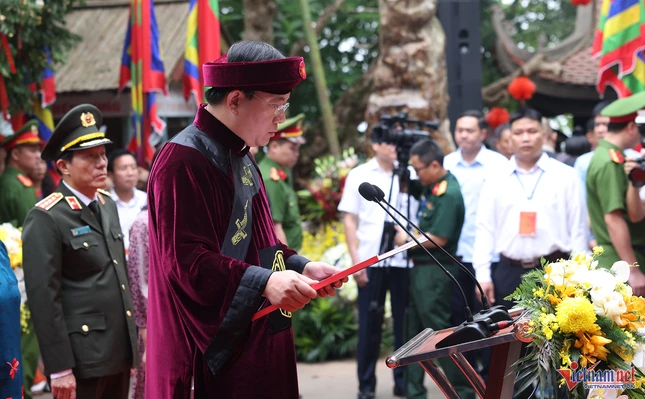 Chủ tịch UBND tỉnh Phú Thọ Trần Duy Đông đọc chúc văn tưởng niệm các Vua Hùng