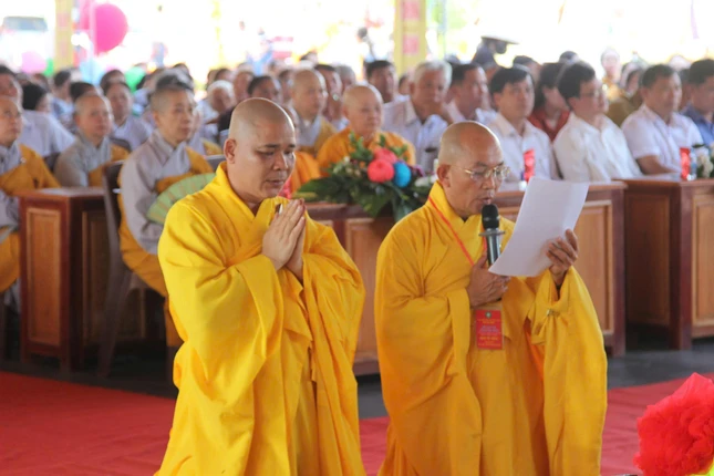 Đại đức Thích Nhuận Hạnh dâng lời phát nguyện