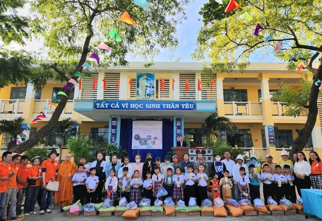 Những chuyến thiện nguyện thực hành “hiểu và thương” của Câu lạc bộ Sen Hồng