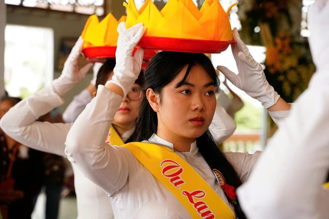 Bạn trẻ Câu lạc bộ Tình nguyện Sen Hồng trong một khóa tu tại tịnh xá Trung Tâm