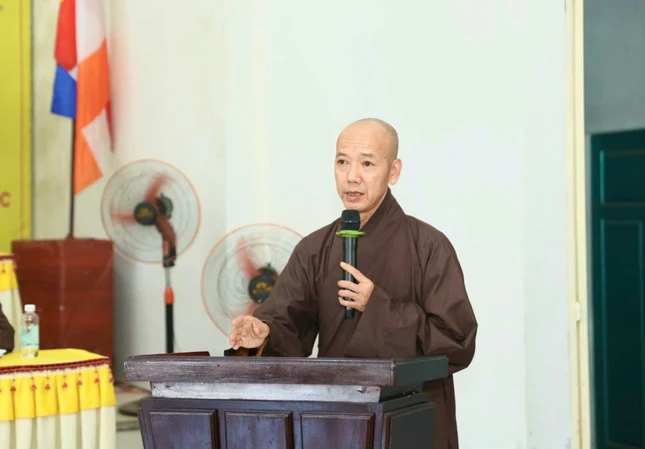 Thượng tọa Thích Tánh Thông trình bày dự thảo kế hoạch tổ chức Đại lễ Phật đản Phật lịch 2570