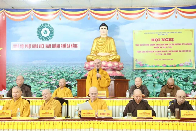 Trưởng lão Hòa thượng Thích Trí Viên ban đạo từ chứng minh