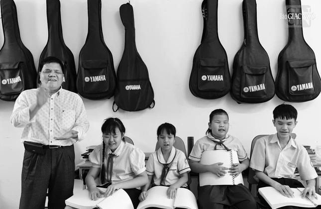 Luyện tập âm nhạc cho các em học sinh khiếm thị