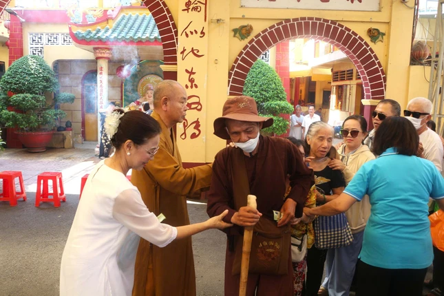 Tặng quà đến người khiếm thị