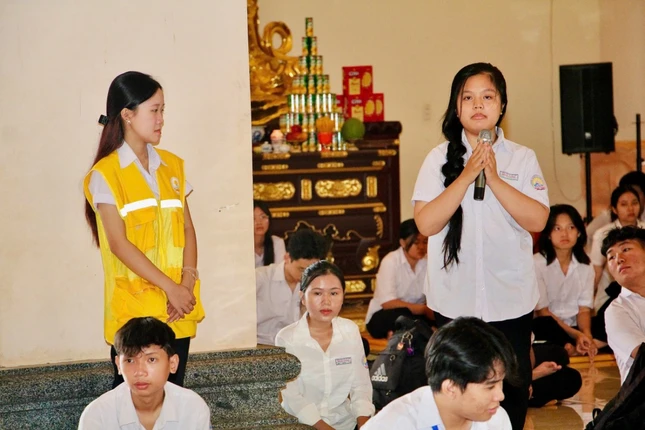 Một bạn trẻ chia sẻ tại khóa tu