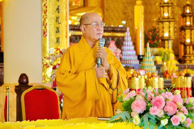 Hòa thượng Thích Minh Truyền truyền trao Tam quy, Ngũ giới cho các em thanh thiếu niên