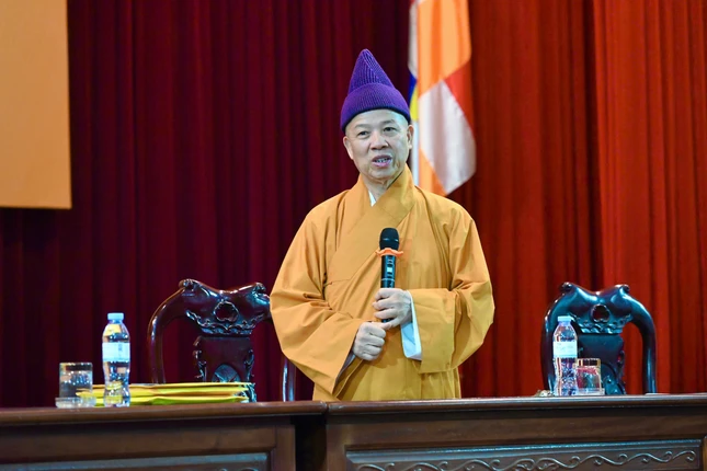 Hòa thượng Thích Thanh Quyết sách tấn Tăng Ni sinh tham dự kỳ thi