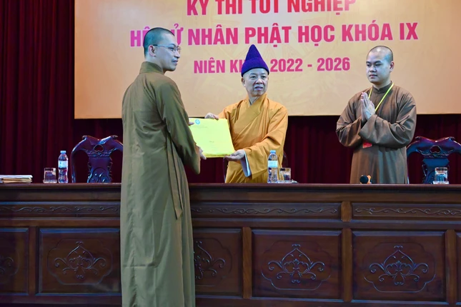 Trao đề thi đến Ban Giám thị