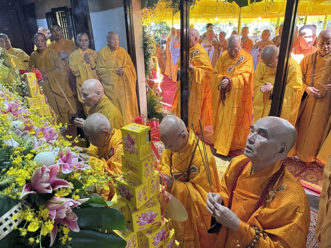 Chư tôn Trưởng lão Hòa thượng dâng hương tưởng niệm