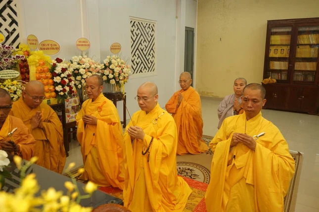 Nhất tâm cầu nguyện Giác linh Hòa thượng cao đăng Phật quốc