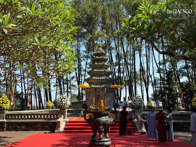 Bảo tháp của Đại lão Hòa thượng Thích Đôn Hậu trong khuôn viên chùa Thiên Mụ