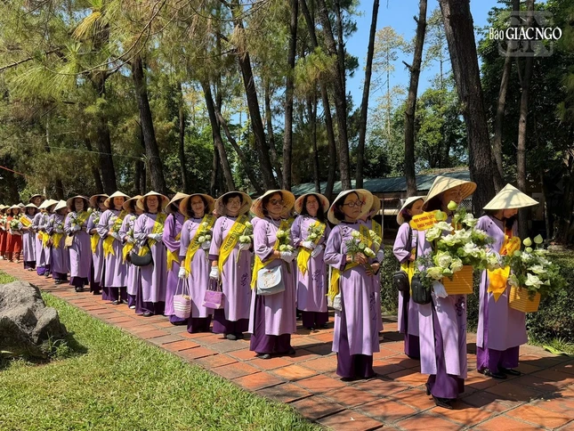 Phật tử dâng hoa tưởng niệm