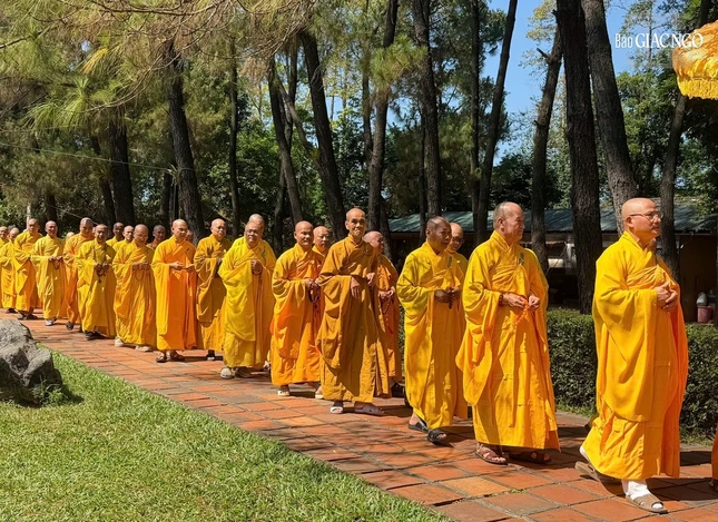 Nhiễu tháp tưởng nhớ Tôn sư