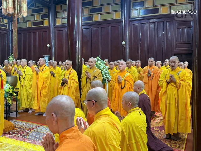 Chư Tăng tham dự khóa lễ cúng ngọ