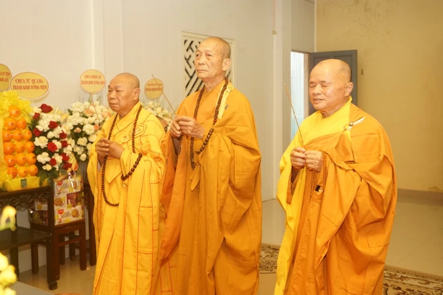 Chư tôn giáo phẩm thắp hương tưởng niệm