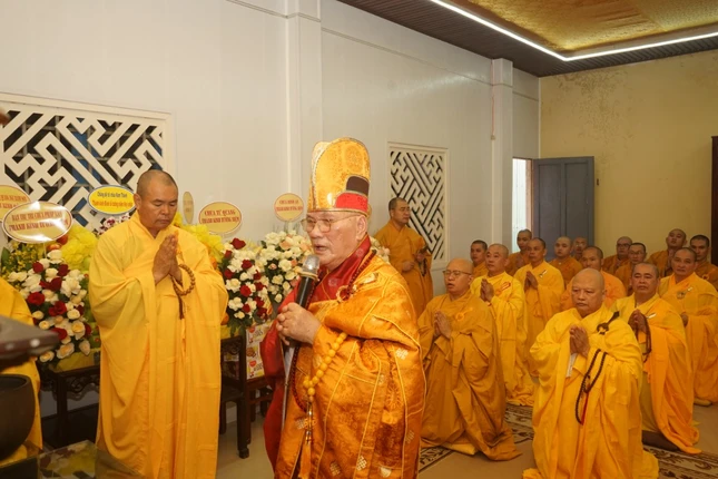 Trưởng lão Hòa thượng Thích Trí Viên sám chủ khóa lễ