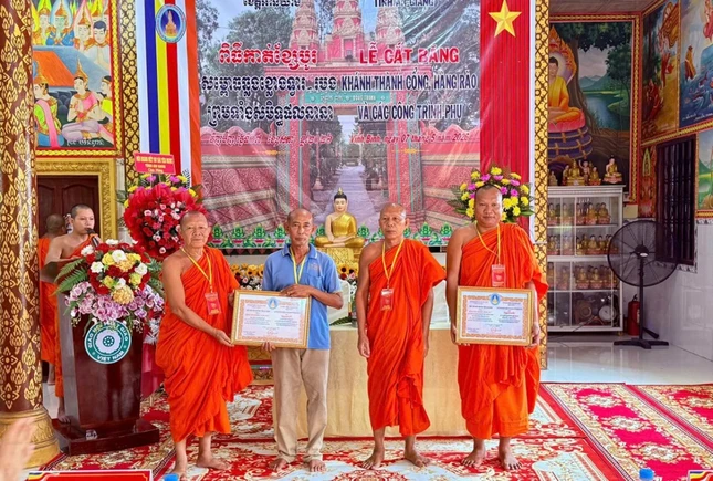 Trao Bằng tán dương công đức