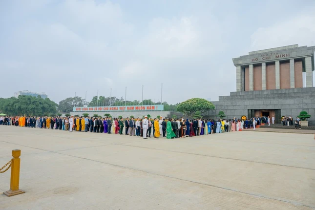 Trong không khí trang nghiêm tại Quảng trường Ba Đình lịch sử, đoàn đại biểu đã đặt vòng hoa thể hiện lòng biết ơn sâu sắc đối với Chủ tịch Hồ Chí Minh vĩ đại và vào viếng lăng Bác tưởng nhớ ơn công lao to lớn của Người đối với sự nghiệp đấu tranh giải phóng dân tộc, thống nhất đất nước và xây dựng khối đại đoàn kết toàn dân tộc