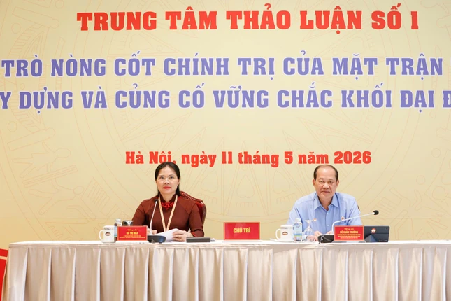 Ủy viên Trung ương Đảng, Phó Chủ tịch - Tổng Thư ký Ủy ban Trung ương MTTQVN khóa X Hà Thị Nga; Phó Chủ tịch Ủy ban Trung ương MTTQVN khóa X, Chủ tịch Hội Cựu Chiến binh Việt Nam Bế Xuân Trường chủ trì Trung tâm thảo luận số 1