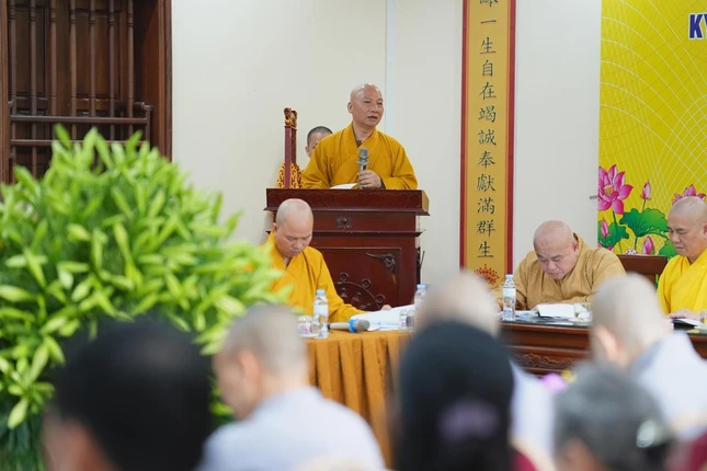 Thượng tọa Thích Chiếu Tuệ báo cáo đề dẫn