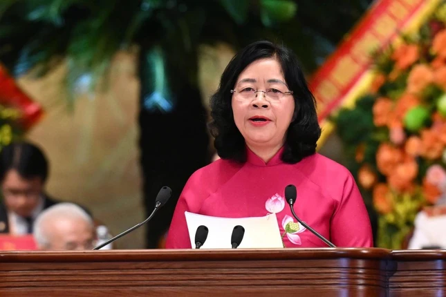 Ủy viên Bộ Chính trị, Bí thư Trung ương Đảng, Bí thư Đảng ủy MTTQ, các đoàn thể Trung ương, Chủ tịch Ủy ban Trung ương MTTQVN Bùi Thị Minh Hoài trình bày diễn văn khai mạc đại hội; báo cáo tóm tắt của đại hội