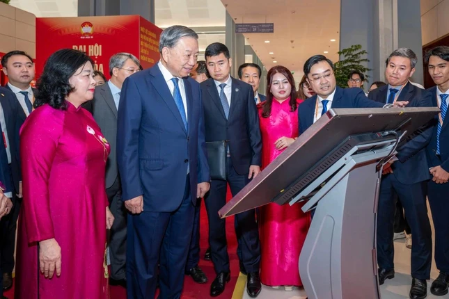 Tổng Bí thư, Chủ tịch nước Tô Lâm tham quan không gian trải nghiệm Mặt trận số bên lề đại hội