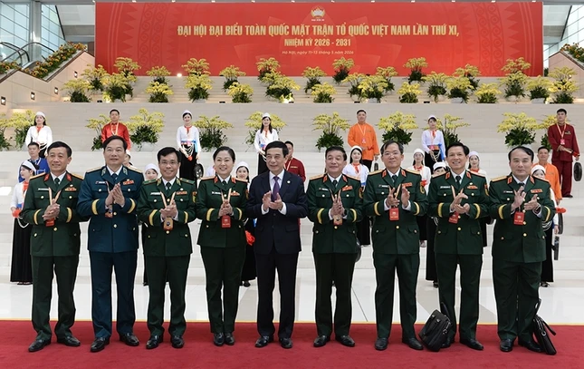 Đại tướng Phan Văn Giang, Ủy viên Bộ Chính trị, Phó Thủ tướng Chính phủ, Bộ trưởng Bộ Quốc phòng cùng các đại biểu check-in tại hội trường