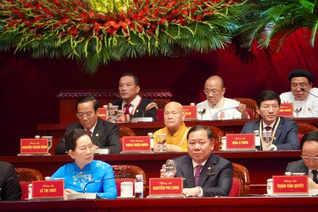 Trưởng lão Hòa thượng tham gia Đoàn Chủ tịch điều hành đại hội - Ảnh: Cẩm Vân