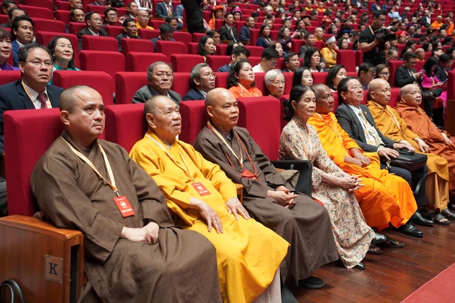 Chư tôn đức, đại biểu tham dự - Ảnh: Cẩm Vân