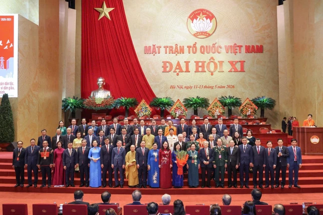 Bà Võ Thị Ánh Xuân, Bí thư Trung ương Đảng, Phó Chủ tịch nước tặng hoa chúc mừng Đoàn Chủ tịch Ủy ban Trung ương MTTQVN khóa XI