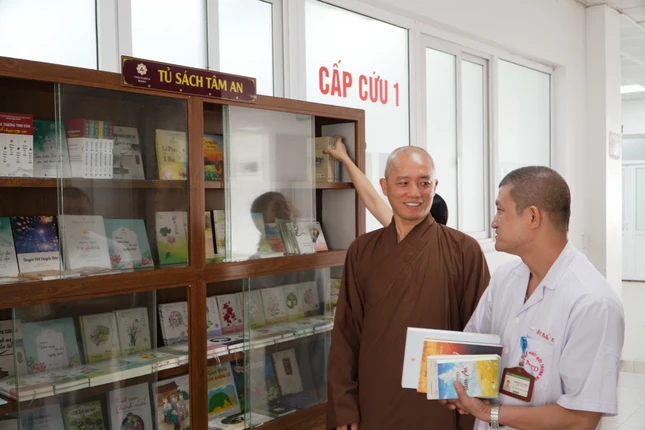Đại đức Thích Vạn Lợi trong buổi trao tặng sách