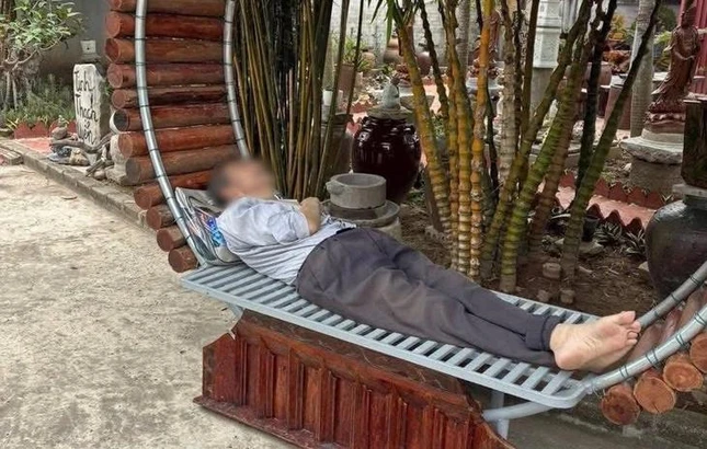 Người cha nằm trước cổng chùa sau khi được con gái đưa đến và bỏ lại - Ảnh: MXH