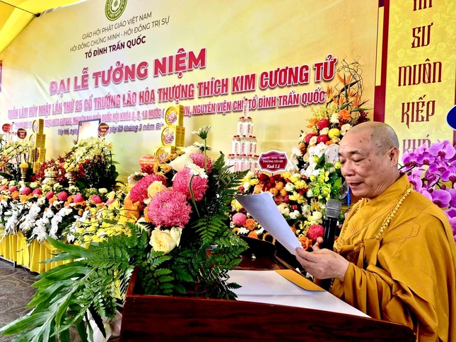 Hòa thượng Thích Bảo Nghiêm cung tuyên tiểu sử cố Trưởng lão Hòa thượng Thích Kim Cương Tử