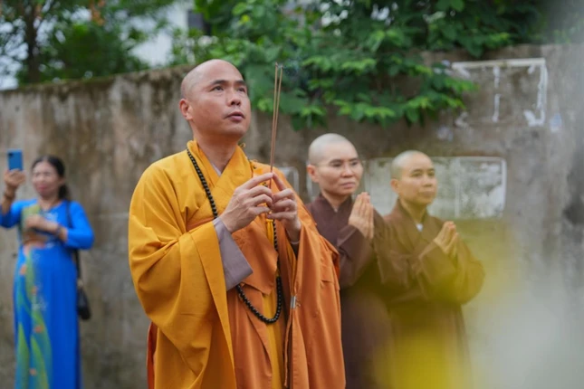 chư tôn đức thực hiện nghi thức niêm hương cầu nguyện