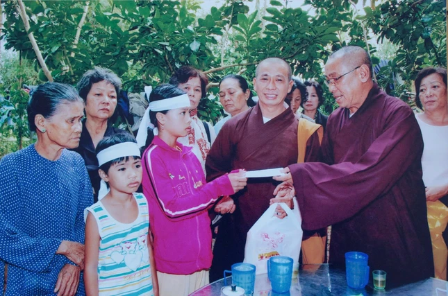 Tặng quà hỗ trợ các gia đình khó khăn tại tỉnh Lâm Đồng, năm 2008 Tặng quà hỗ trợ các gia đình khó khăn tại tỉnh Lâm Đồng, năm 2008