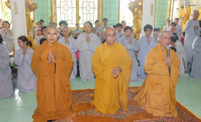 Hòa thượng Thích Tâm Đăng cùng Thượng tọa Thích Tâm Chơn, Đại đức Thích Nguyên Tài và Phật tử trong lễ cúng dường trường hạ tại các tỉnh miền Tây, năm 2016 Hòa thượng Thích Tâm Đăng cùng Thượng tọa Thích Tâm Chơn, Đại đức Thích Nguyên Tài và Phật tử trong lễ cúng dường trường hạ tại các tỉnh miền Tây, năm 2016