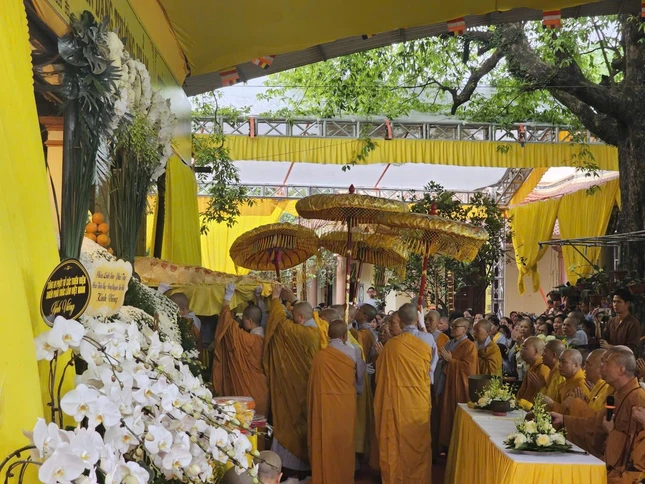Cung thỉnh nhục thân Ni trưởng nhập kim quan