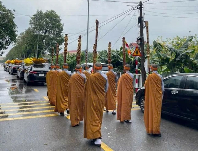 Thành kính tiễn đưa - Ảnh: FB Nhân Phúc