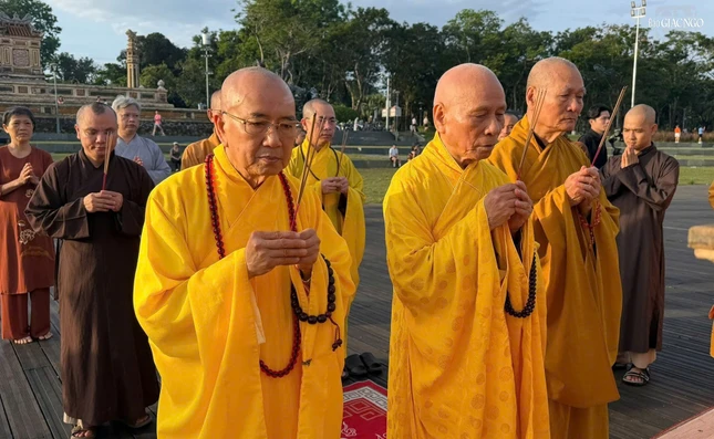 Chư tôn đức niêm hương cầu nguyện trước giờ hạ thủy 7 hoa sen