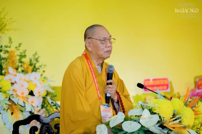 Trưởng lão Hòa thượng Thích Thiện Pháp lấy ý kiến biểu quyết và thông qua đề án nhân sự