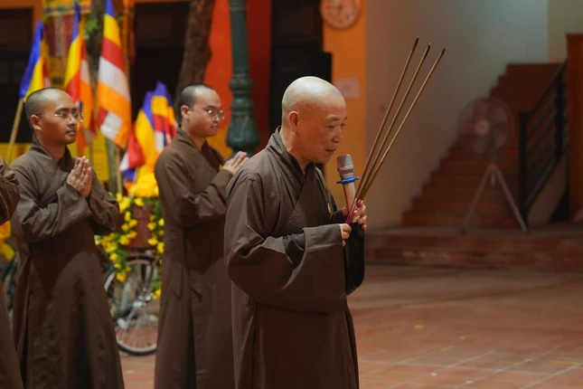 Hòa thượng Thích Bảo Nghiêm niêm hương bạch Phật