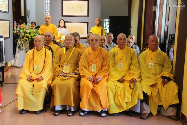 Chư tôn đức tham dự khai mạc triển lãm
