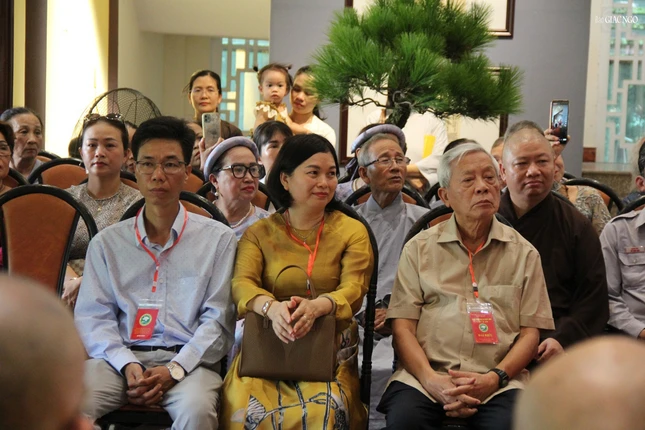 Ông Nguyễn Khoa Điềm cùng quý vị lãnh đạo TP.Huế tham dự khai mạc