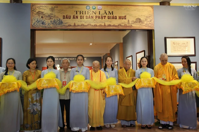 Cắt băng khai mạc triển lãm