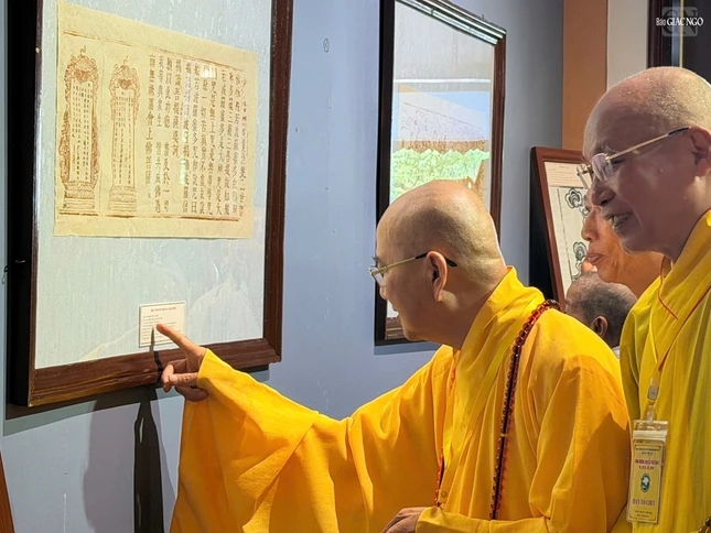 Chư tôn đức tham quan triển lãm