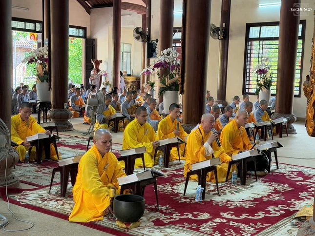 Chư Tăng Ni, Phật tử tụng kinh xuyên suốt tuần lễ Phật đản