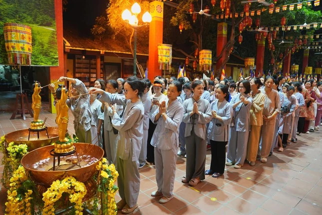 Những dòng nước thơm được rưới lên kim thân Đức Phật sơ sinh như sự gột rửa thân tâm, buông bỏ phiền não và nuôi lớn hạt giống từ bi, trí tuệ trong mỗi người